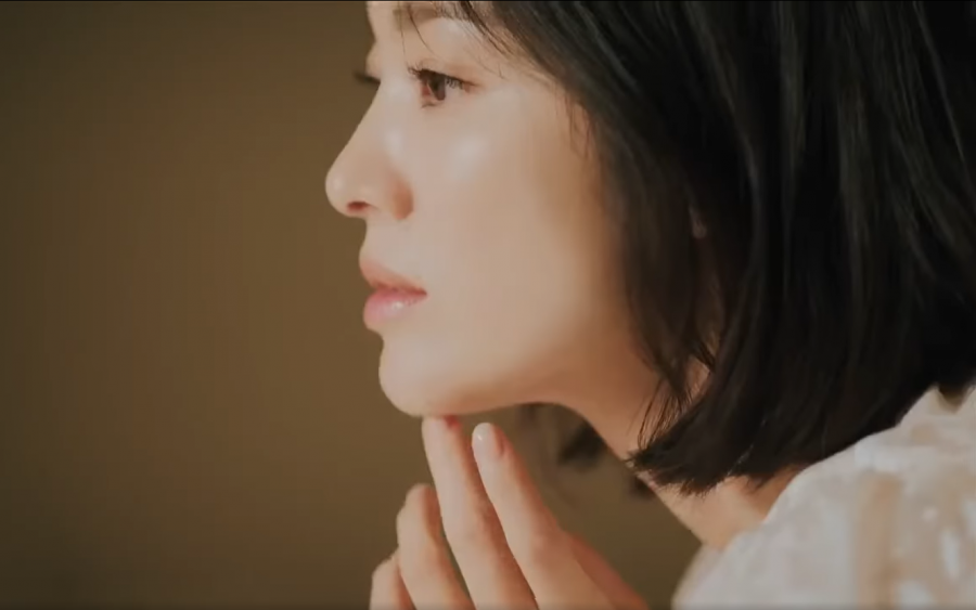 Góc nghiêng cực phẩm của Song Hye Kyo. Ở góc nghiêng này, cô khoe sống mũi dọc dừa thanh tú, bờ môi căng mọng, chiếc cằm thon nhỏ và cái nhìn nhẹ bẫng.