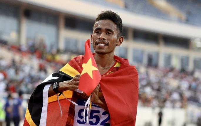VĐV Timor Leste tìm cờ Việt Nam để hôn ăn mừng HCB SEA Games 31, tri ân khán giả chủ nhà đã cổ vũ  - Ảnh 1