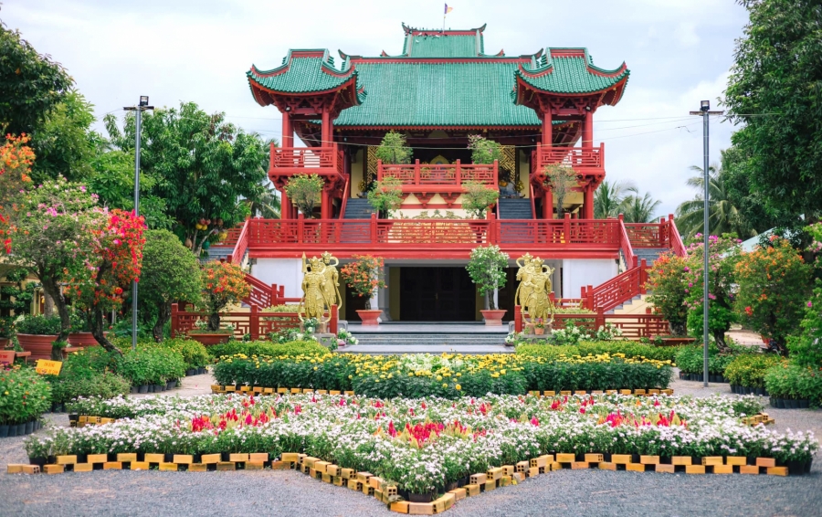 Chùa Lầu tại Tịnh Biên, An Giang là một ngôi chùa mang nhiều kiến trúc Nhật Bản.