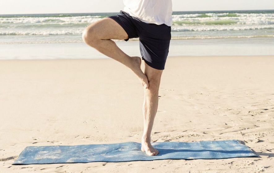 Bài tập yoga về giữ thăng bằng trên một chân