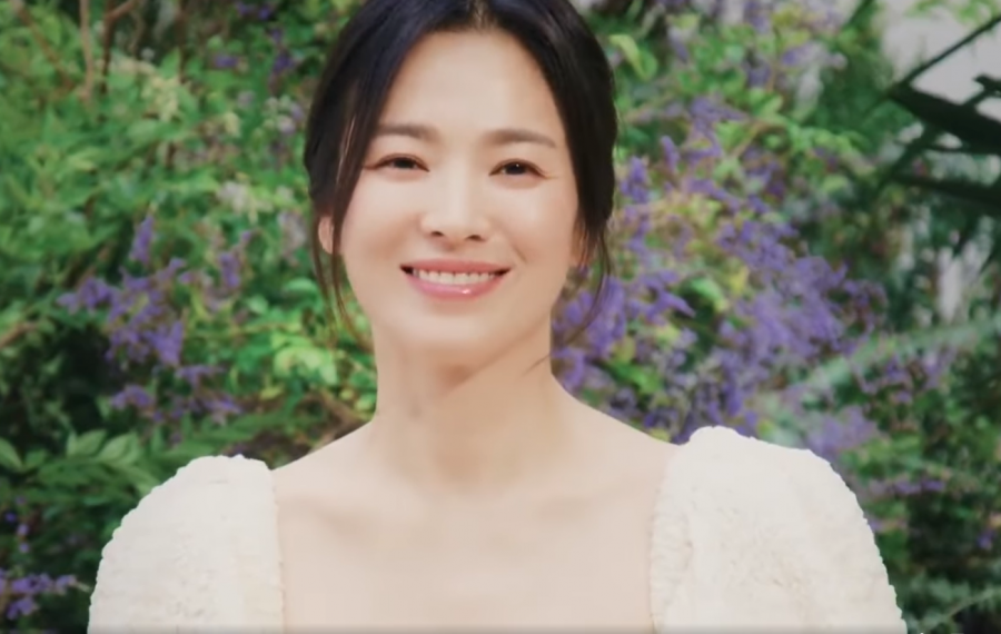Nhan sắc siêu thực của Song Hye Kyo trong clip quảng cáo son Vital Beauty.