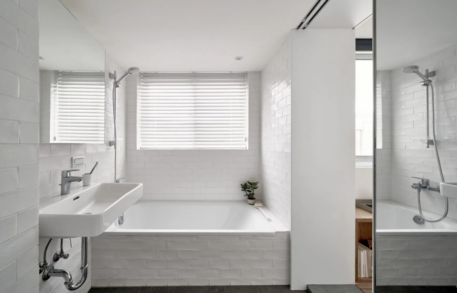 Phòng tắm màu trắng tạo cảm giác sạch sẽ, rộng rãi, đặc biệt vẫn có đủ chỗ cho bồn tắm