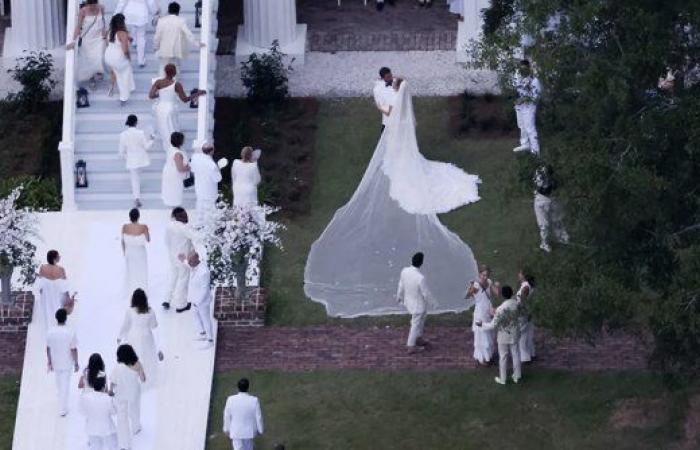 Lễ cưới có dresscode màu trắng, khách mời tham dự được giới hạn và không có sự có mặt của truyền thông.