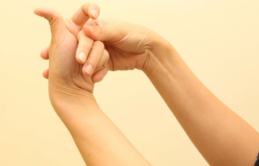 Cách chăm sóc bàn tay đẹp đó là cần loại bỏ thói quen bẻ ngón tay để tay không bị bè ra