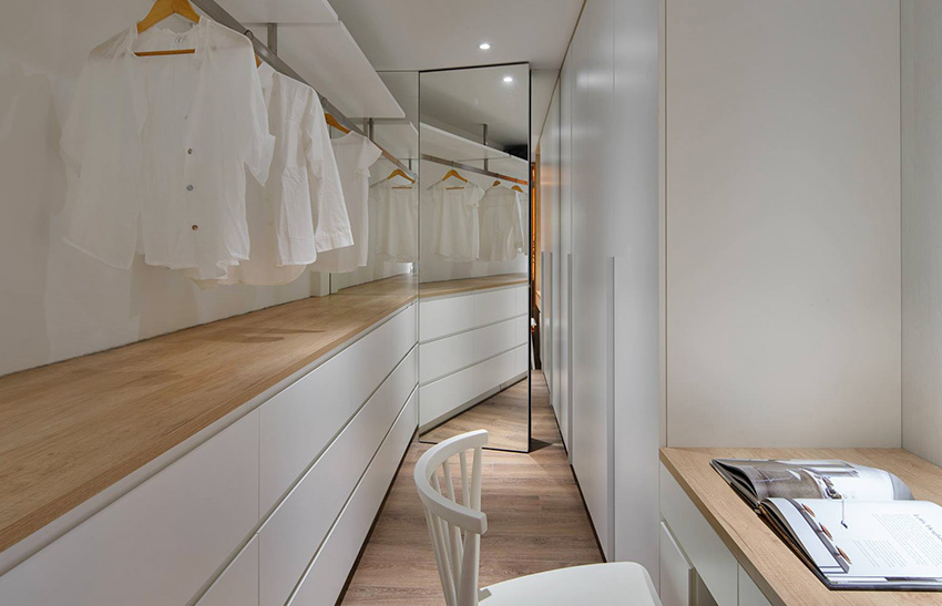 Không gian phòng thay đồ rộng rãi với hệ thống tủ lưu trữ kịch trần kết hợp giá treo và gương soi khổ đứng cỡ lớn trông như một shop thời trang thu nhỏ.