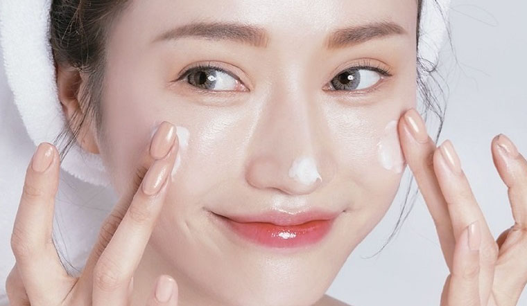 Sau khi rửa mặt thì bạn hãy dùng kèm dưỡng ẩm cho da trước khi thực hiện các bước trang điểm tiếp theo.