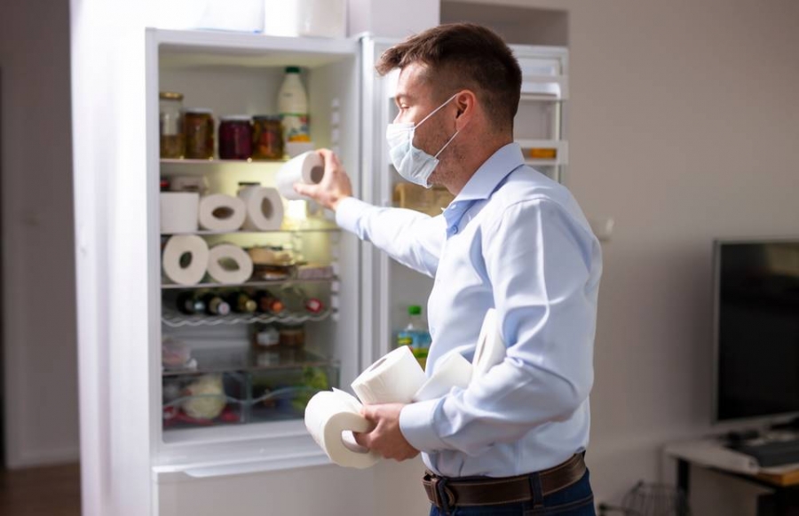 Để 1-2 cuộn giấy trong tủ lạnh mang lại hiệu quả hút ẩm, khử mùi đáng kinh ngạc.