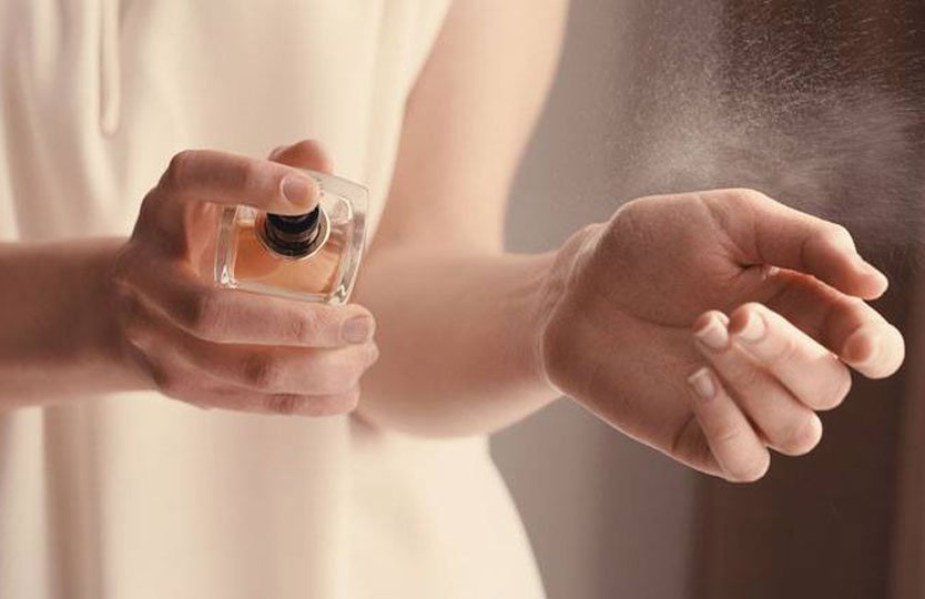 Bạn không nên chà xát sau khi xịt nước hoa xong. Điều này có thể khiến cho nước hoa bị vỡ mùi.