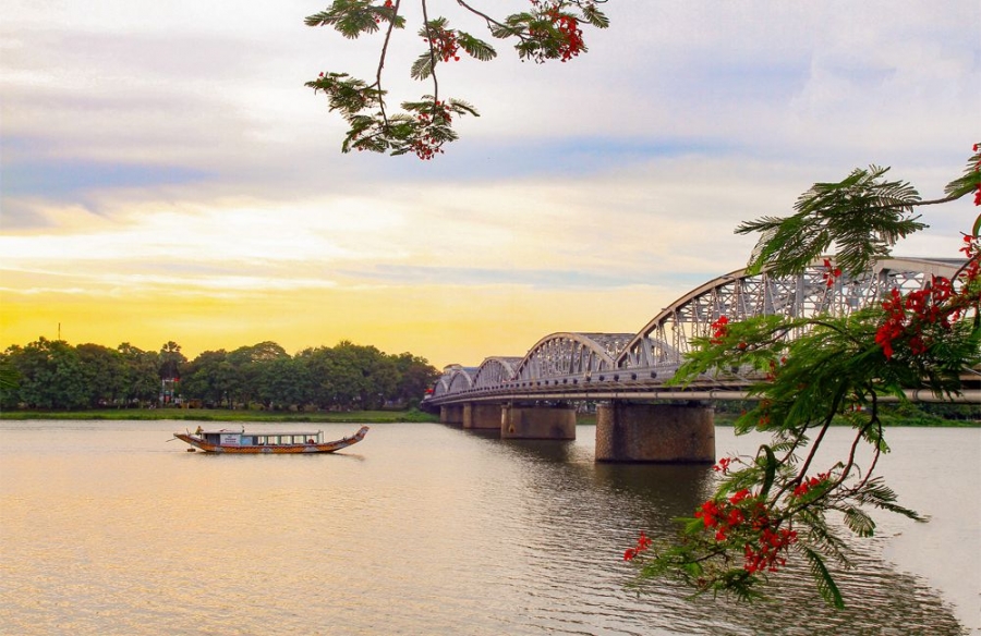 Cầu Tràng Tiền - cây cầu thế kỷ của xứ Huế.