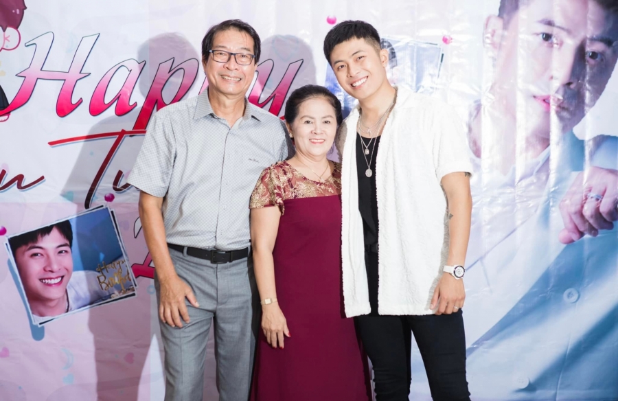 Bố mẹ Gin Tuấn Kiệt cũng có mặt trong buổi tiệc sinh nhật của nam ca sĩ