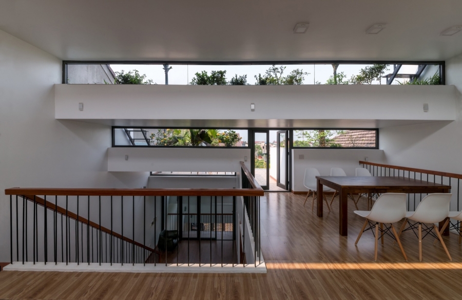 Nếu tầng trệt sử dụng gạch lát sàn sáng bóng thì các tầng trên của ngôi nhà lại mang đến vẻ đẹp ấm áp và gần gũi của gỗ.