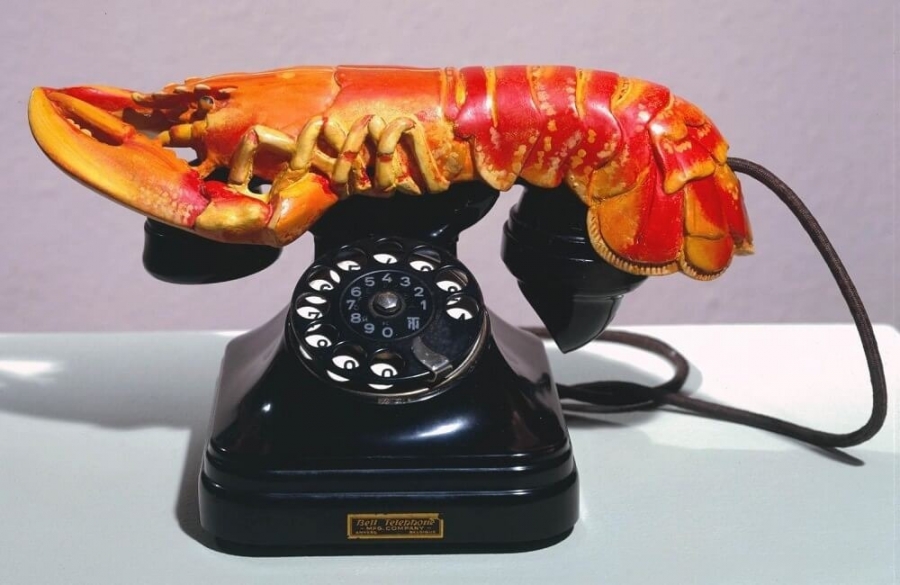 'Lobster Telephone' có kích thước thực 15x30x17cm, trông chẳng khác gì một chiếc điện thoại bàn bình thường. Ống nghe được nắn thành hình một con tôm hùm thạch cao, vẫn giữ được chức năng nghe gọi. Theo Dalí, tác phẩm thể hiện những mong muốn thầm kín của con người trong vô thức. 