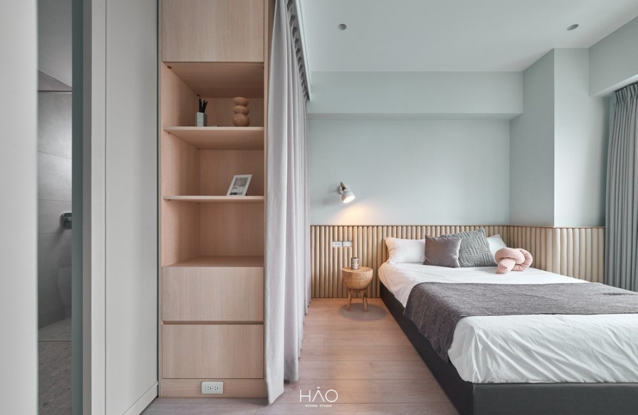 Phòng ngủ thứ hai thiết kế hiện đại, trẻ trung, nhấn mạnh vào sự tiện nghi và lưu trữ gọn gàng, nội thất tối giản với gam màu xanh pastel dịu nhẹ.