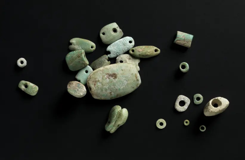 Hạt màu xanh lục được phát hiện thuộc nhiều nền văn hóa khác nhau, tồn tại khoảng 13.000 - 10.000 năm trước.