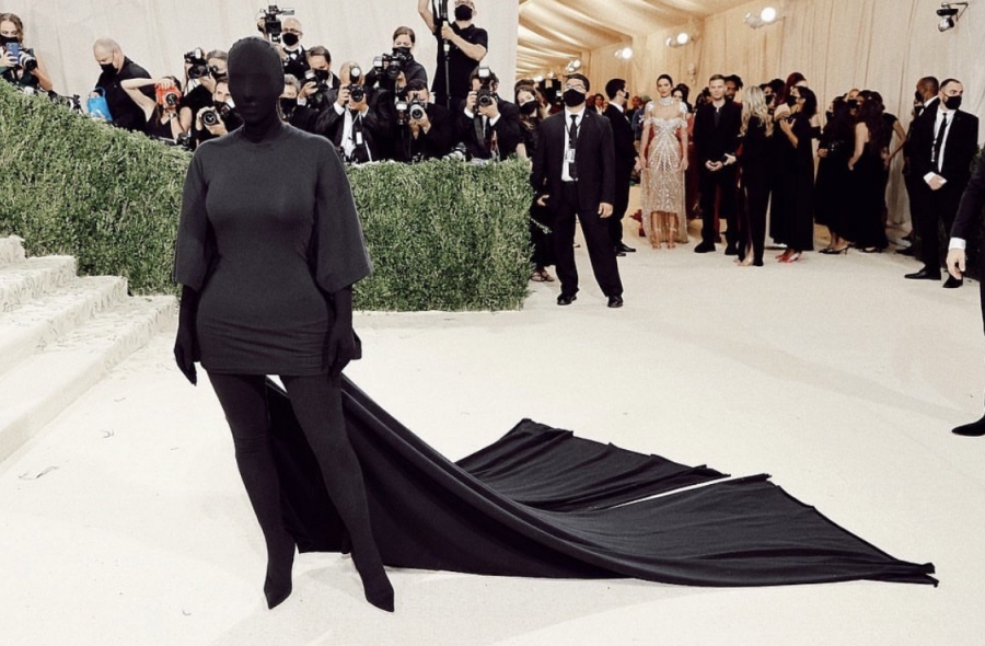 Kim Kardashian xuất hiện như 'hung thủ' trong truyện Conan tại Met Gala 2021 với bộ đồ kín toàn thân.