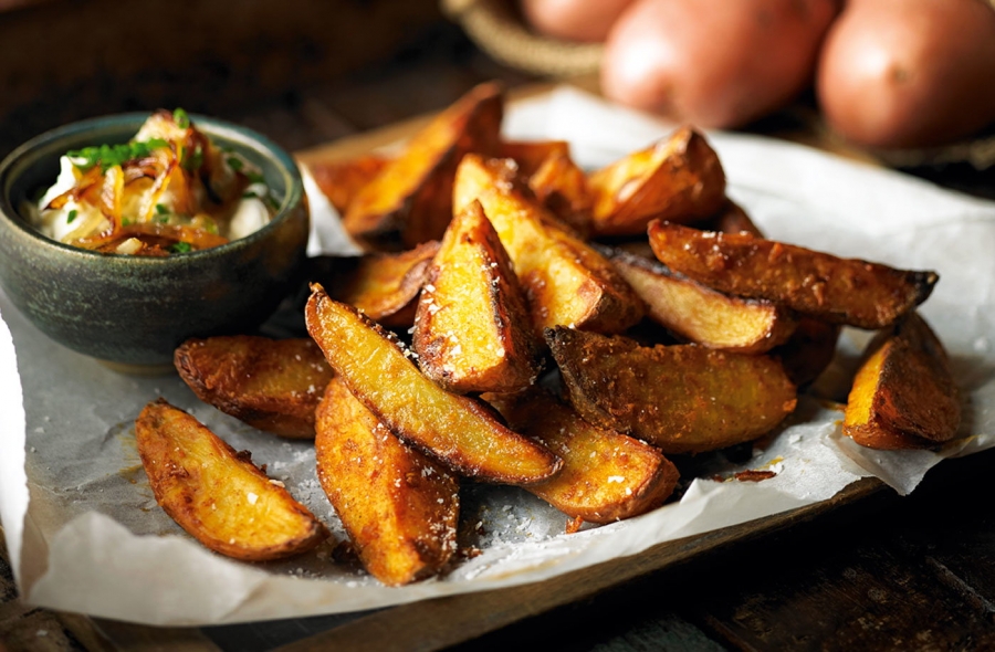Potato wedges là món khoai tây thái múi cau và để nguyên vỏ.