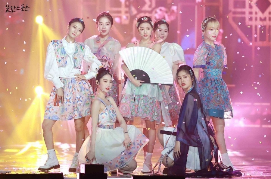 Oh My Girl trong phần trình diễn hit 'Nonstop' đã diễn những trang phục được lấy cảm hứng từ hoạ tiết lẫn phom dáng hanbok.