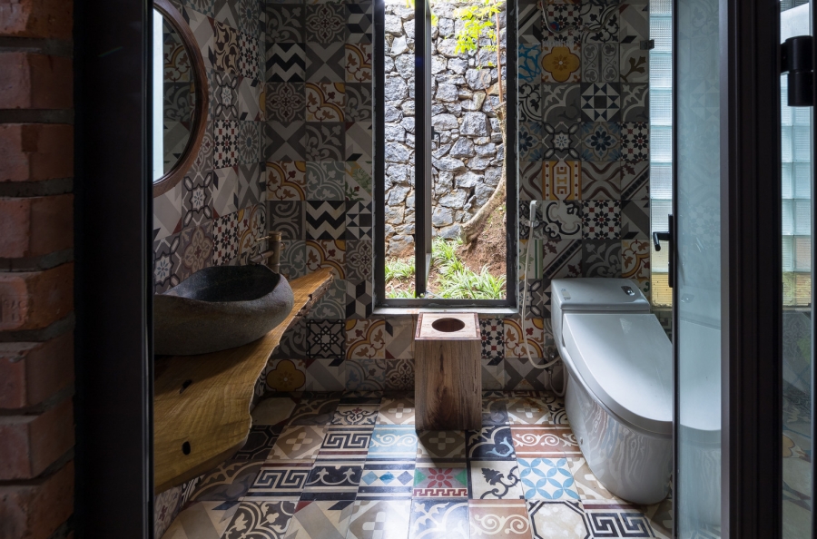 Vật liệu gạch bông cổ điển tiếp tục được sử dụng để ốp lát tường và sàn phòng tắm, tạo nên vẻ đẹp hoài cổ và hài hòa với tổng thể.