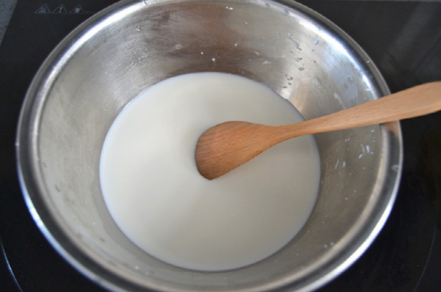 Pha sữa đặc, sữa tươi và nước cốt dừa vào bát đựng lá gelatin đã nở mềm.