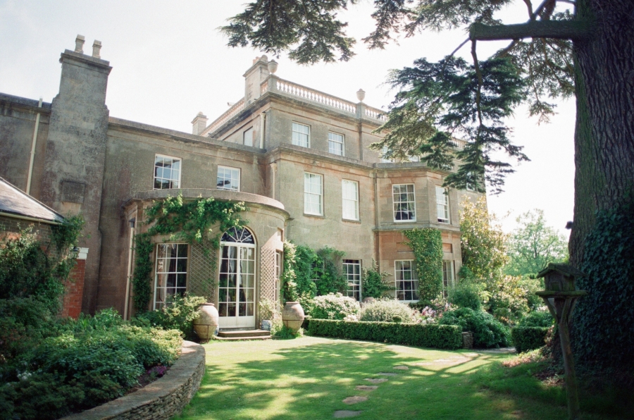 Ngôi biệt thự nông thôn phong cách tân cổ điển từng là nơi yêu thích của Thái tử Charles và công nương Diana. 