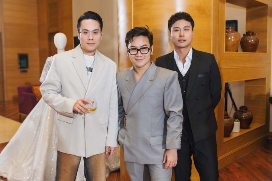 NTK Chung Thanh Phong (giữa) cùng MC Thái Dũng (trái) và diễn viên Thanh Sơn. Sự kiện đánh dấu 10 năm nhà thiết kế thành lập thương hiệu riêng về váy cưới, được nhiều sao Việt ưa chuộng.