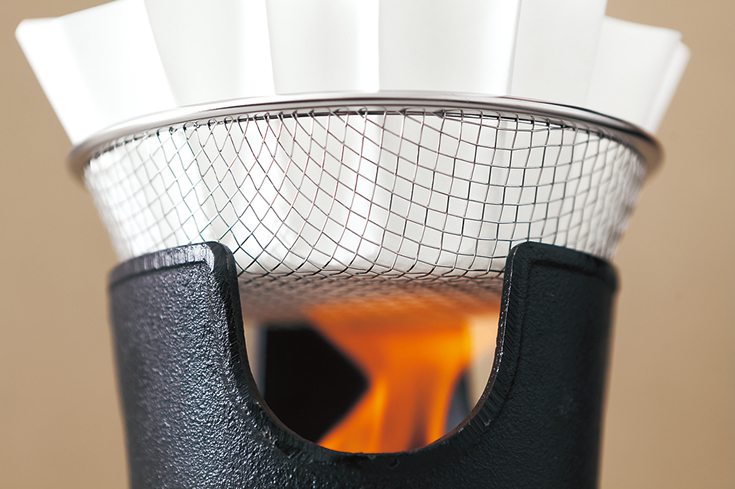 Với lẩu giấy. tấm giấy washi thường được đặt trên một chiếc rổ kim loại để đảm bảo không bị đổ nước trong quá trình nấu.