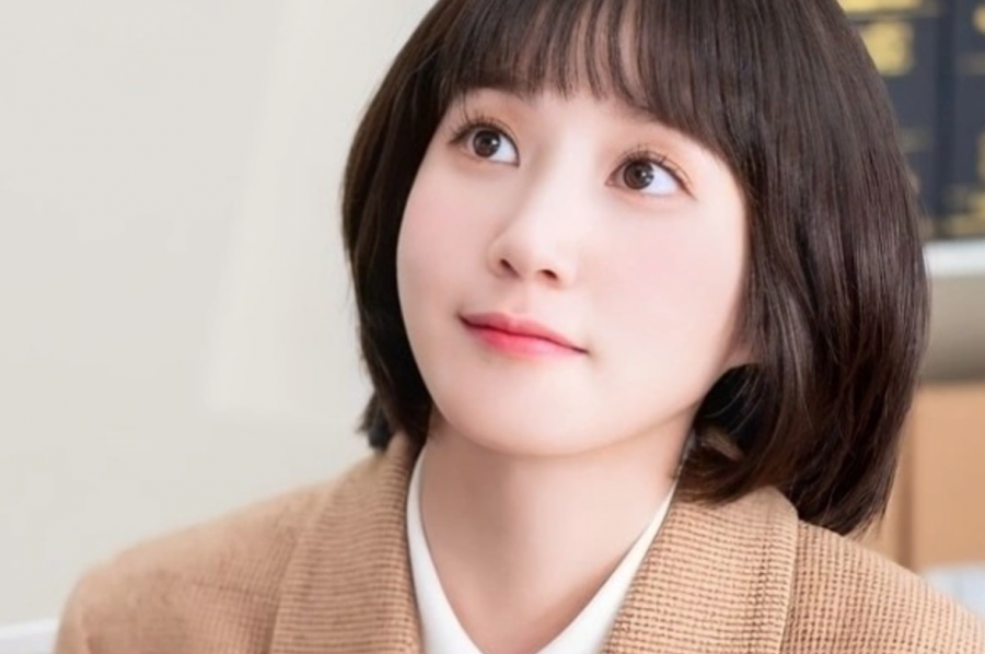 Làn da trắng hồng, mịn màng như phấn của Park Eun Bin giúp cô nàng tươi trẻ hơn khi hóa thân thành Woo Young Woo. Bên cạnh đó, tóc vuông tỉa layer và tóc mái cũng là một cách giúp gương mặt trẻ trung.