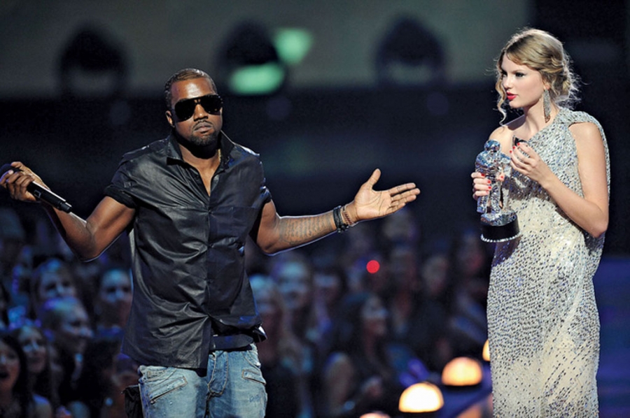 Kanye West từng lên sân khấu giành lấy chiếc micro của Taylor Swift