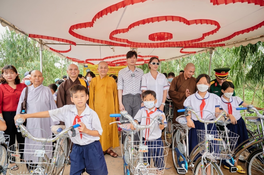 Cũng trong dịp từ thiện này, Dược sĩ Tiến đã tặng thêm 50 chiếc xe đạp cho các em học sinh nghèo trong làng.