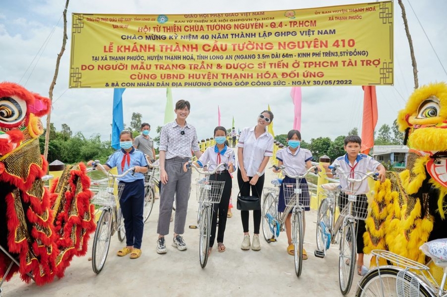 Trang Khàn cùng Dược sĩ Tiến đã cùng nhau tham gia lễ khánh thành cây cầu Tường Nguyên 410 tại xã Thạnh Phước, huyện Thạnh Hóa, tỉnh Long An.