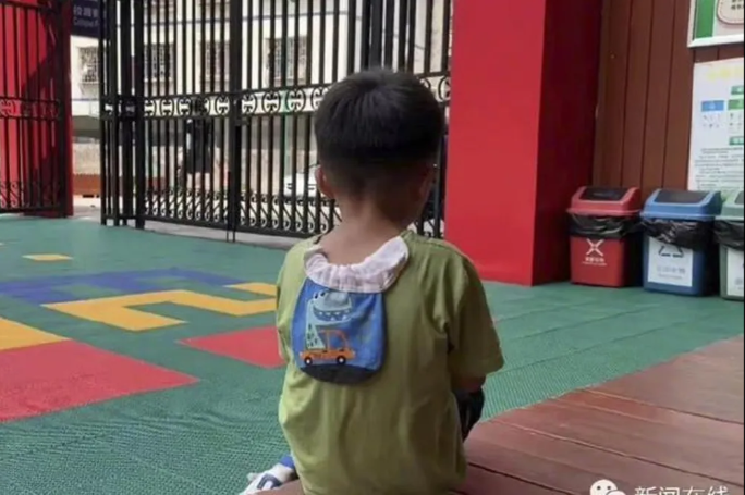 Cậu bé 5 tuổi bị cả nhà bỏ ở nhà trẻ sau khi xét nghiệm không phải con ruột - Ảnh 1
