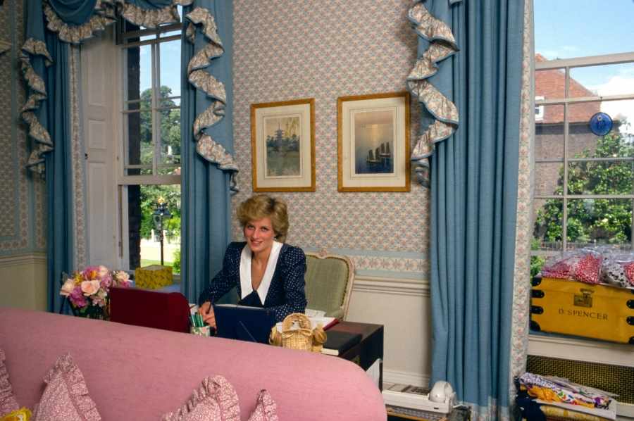 Văn phòng của cô có một bàn làm việc lớn bằng gỗ gụ và khu vực xung quanh được trang trí bằng tông màu xanh nhạt và hồng phấn. 
