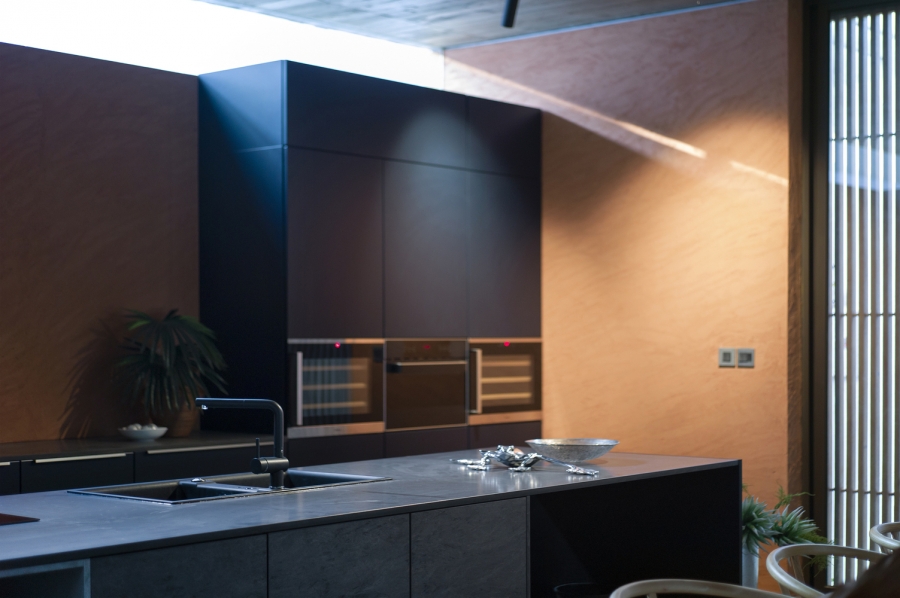 Khu vực phòng bếp thiết kế hiện đại với trang thiết bị tiện nghi, nội thất cao cấp, đón nhận nguồn ánh sáng tự nhiên thoáng đãng từ trên cao.
