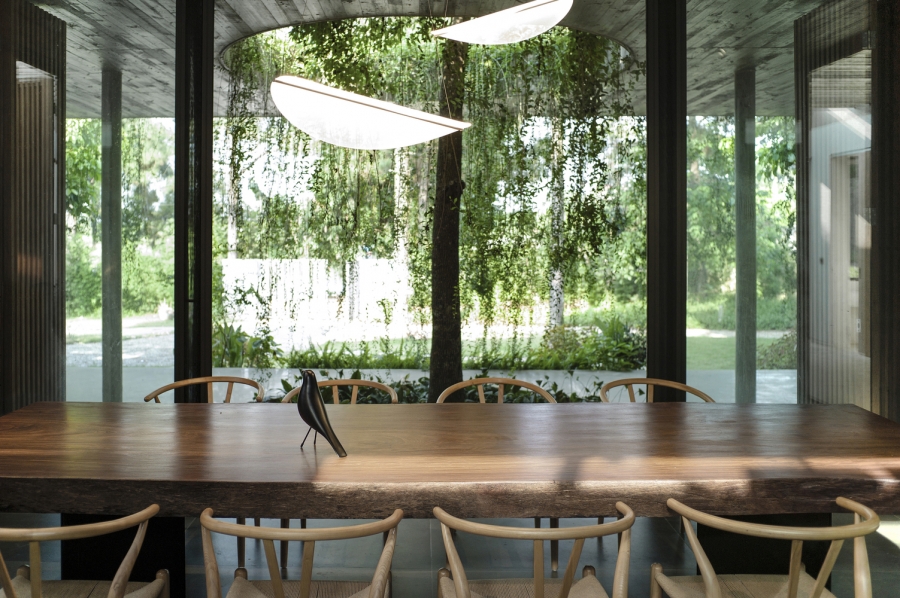 Bộ bàn ăn bằng gỗ tạo cảm giác mộc mạc, truyền thống, kết hợp đèn thả trần hiện đại nhằm tăng tính thẩm mỹ. Tại đây, mọi người có thể ngắm nhìn khung cảnh sinh động bên ngoài.