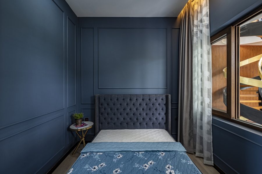 Một phòng nghỉ dành cho khách bố trí bên dưới tầng 1 có tone màu xanh đậm mang đến cảm giác bình yên, thư giãn tuyệt đối sau tấm rèm che 2 lớp kín đáo.