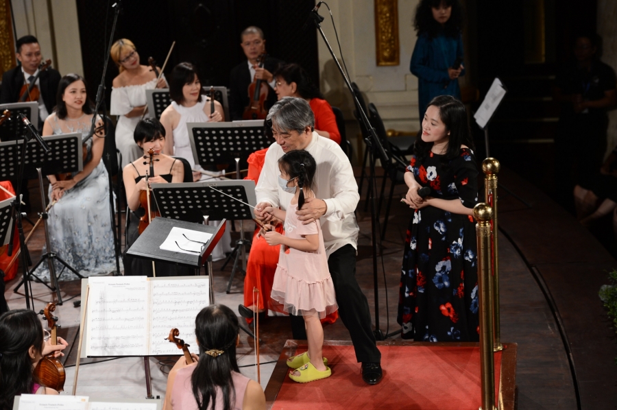 Nhạc trưởng Honna Tetsuji có 1 đêm nhạc đặc biệt với các tài năng trẻ, ông còn giao lưu với những em nhỏ yêu âm nhạc
