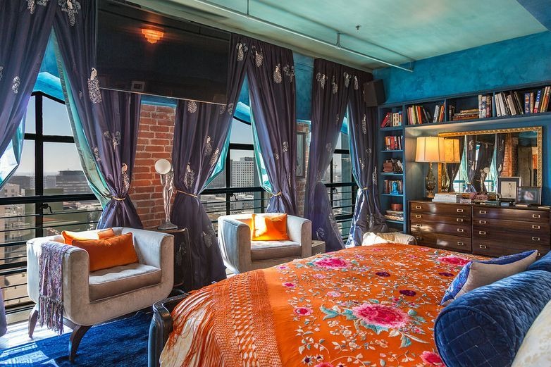 Một phòng ngủ theo phong cách Bohemian có sự pha trộn giữa màu xanh và màu cam