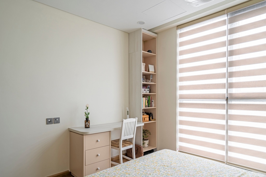 Gam màu trắng kem của tường, nội thất cũng như việc tiết chế nội thất khiến phòng ngủ nhỏ rộng hơn thực tế.
