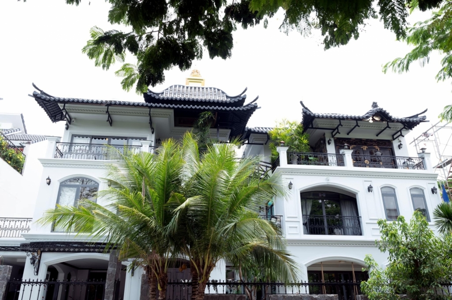 Biệt thự mới gấp đôi biệt thự cũ, phần mái được ốp ngói mang đậm phong cách Indochine