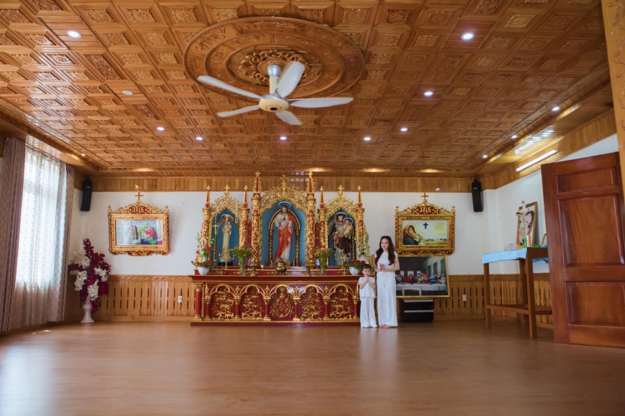 Phòng thờ với chất liệu gỗ chủ đạo