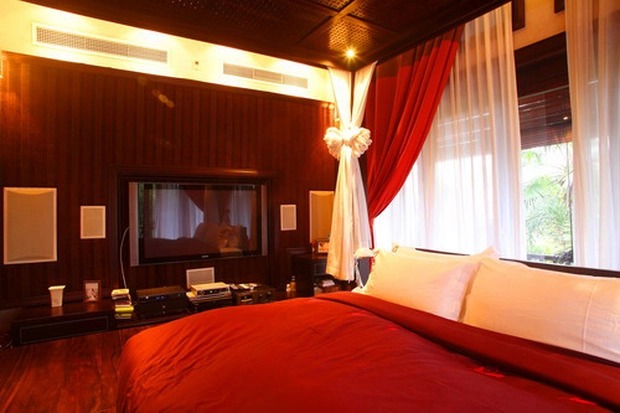 Phòng ngủ sử dụng hệ thống đèn vàng ấm cúng