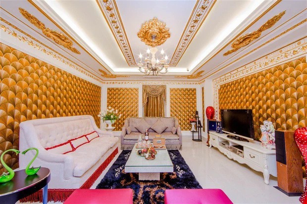Căn biệt thự được trang trí bằng màu vàng - trắng sang trọng với nhiều chi tiết hoa văn cầu kỳ.