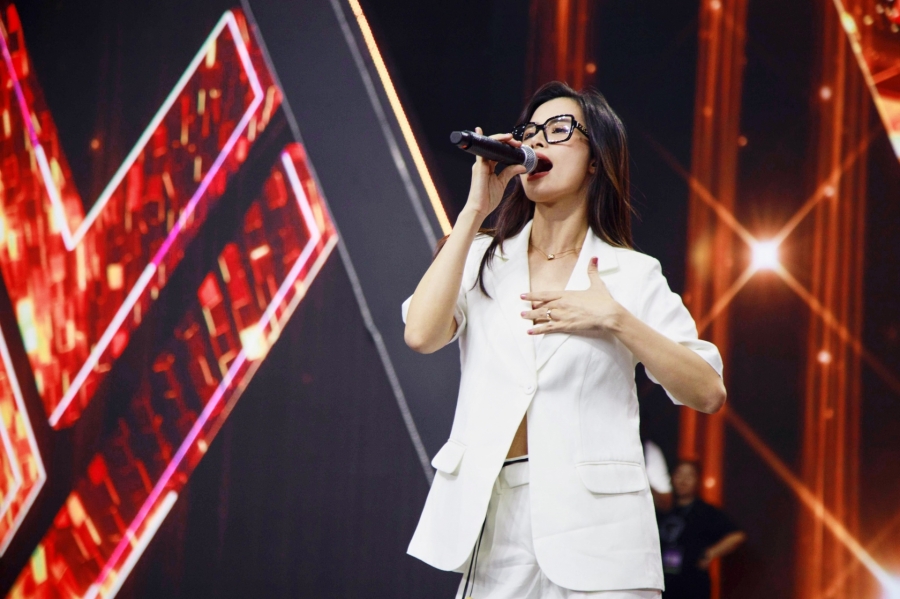 Nữ ca sĩ Đông Nhi sẽ cùng Top 41 sẽ mang đến màn đồng diễn trên nền nhạc “Vinawoman - Bản lĩnh Việt Nam”.
