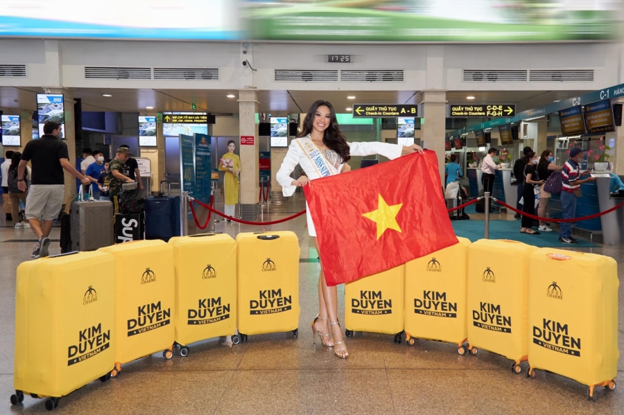 Kim Duyên tại sân bay trên đường sang Ba Lan tham dự Hoa hậu Siêu quốc gia