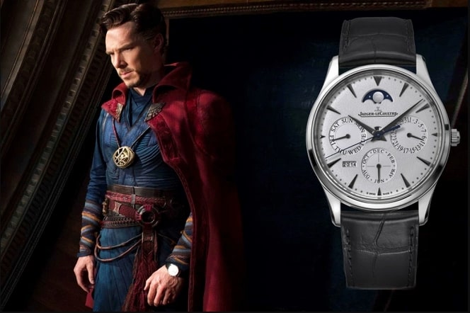Món phụ kiện của thương hiệu Jaeger-LeCoultre mang thiết kế cổ điển. Đồng hồ dành cho nhân vật Marvel như lời nhắc nhở về những sự kiện quan trọng trong quá khứ và hiện tại của họ.