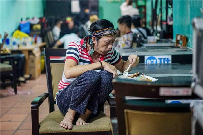 Rầm rộ hình ảnh Hoài Linh tiều tụy ngồi co chân ăn cơm bình dân ở hậu trường sự kiện - Ảnh 1