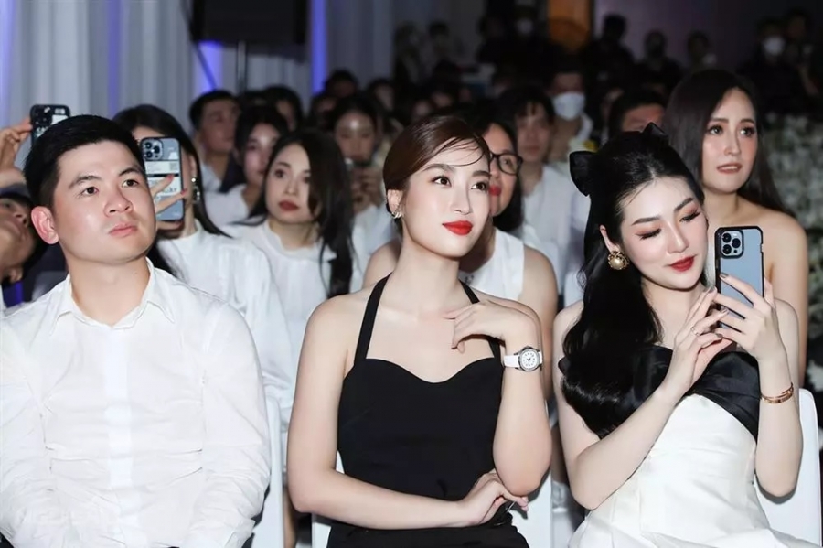 Rộ tin Hoa hậu Đỗ Mỹ Linh nhận lời cầu hôn từ ông chủ CLB bóng đá Hà Nội - Ảnh 2