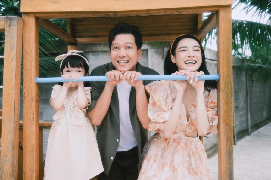 Nhã Phương - Trường Giang đăng ảnh gia đình như phim Hàn, dung mạo của ái nữ khiến CĐM ngỡ ngàng - Ảnh 3