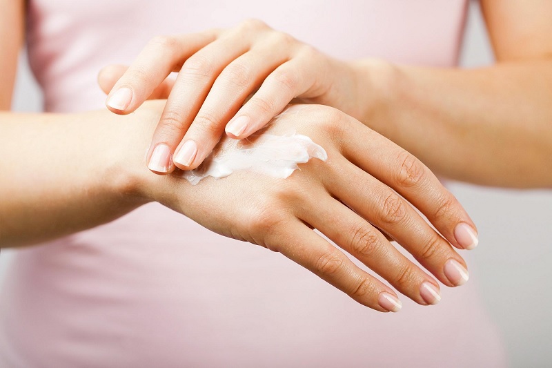 Để có bàn tay đẹp thì bạn cũng cần dưỡng ẩm cho tay ngày 2 lần để tay không bị bong tróc, khô, nứt nẻ
