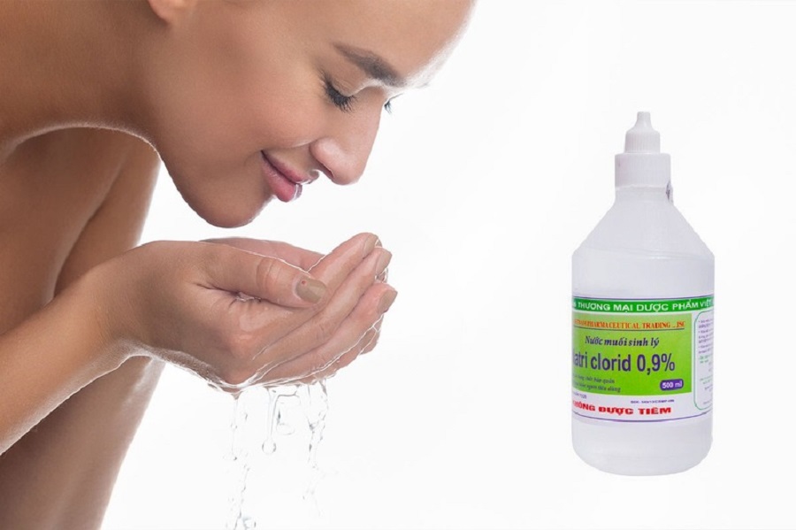 Cách rửa mặt sạch không cần sữa rửa mặt bằng nước muối sinh lý giúp làm sạch da mặt nhanh chóng